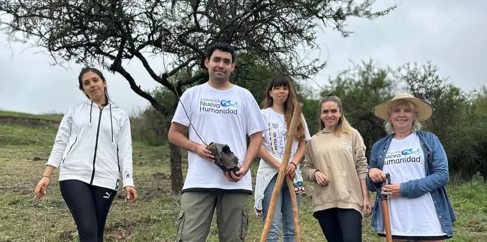 Grupo de personas en un terreno al aire libre.