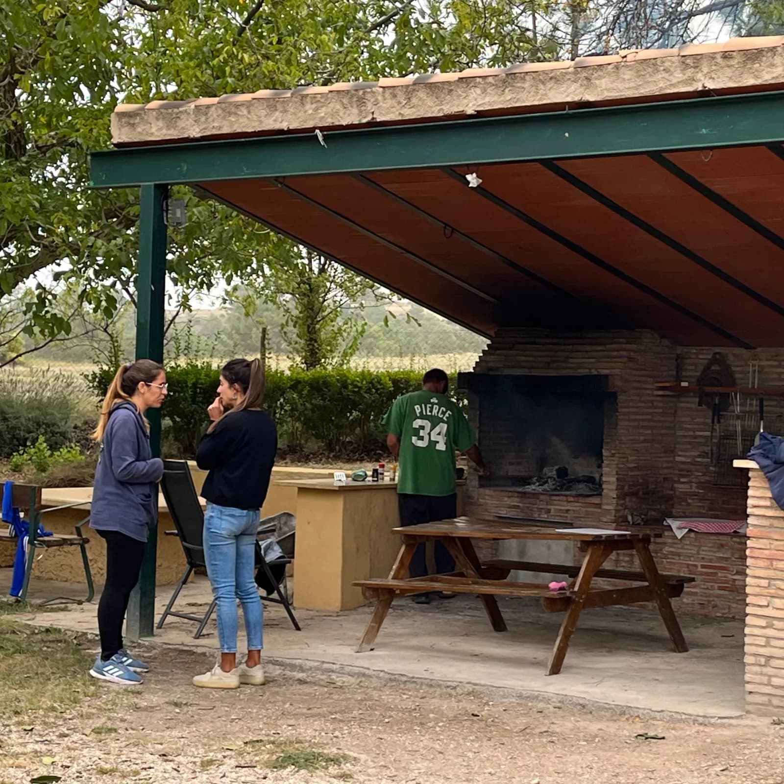 Personas junto a una zona cubierta de encuentro al aire libre.